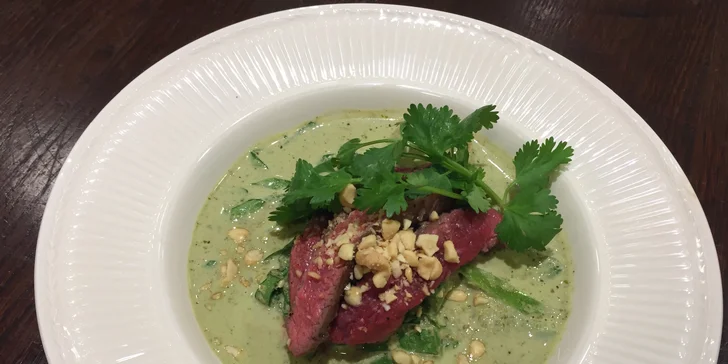 Zážitek z vaření tradičních receptů: kurzy thajské kuchyně i domácích burgerů