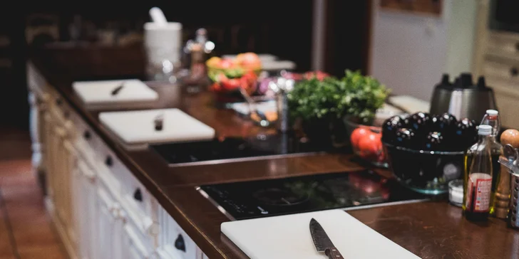 Zážitek z vaření tradičních receptů: kurzy thajské kuchyně i domácích burgerů