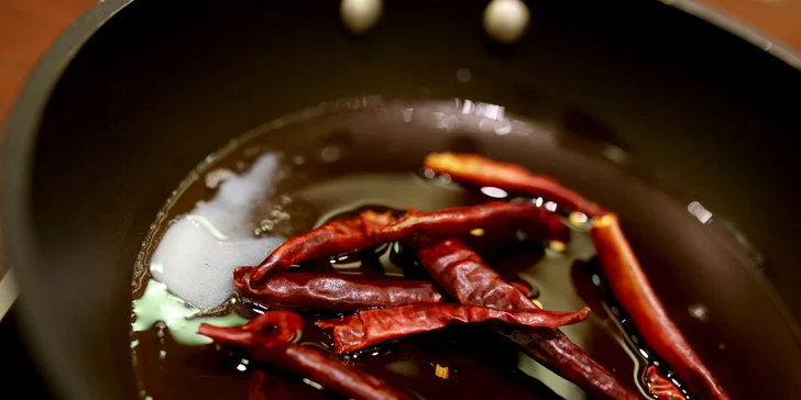 Zážitek z vaření tradičních receptů: kurzy thajské kuchyně i domácích burgerů