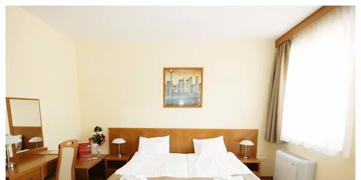 Každý apartmán má kuchynku vybavenú varnou platňou, mikrovlnnou rúrou, kávovarom a kuchynským riadom. Samozrejmosťou je kúpeľňa so županom, fén na vlasy, TV, telefón a minibar.