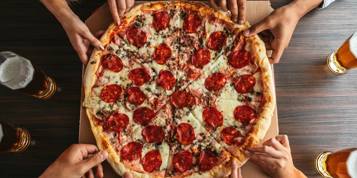 Dopřejte si křupavou Itálii: 33cm pizza se šunkou, salámem, špenátem i vege