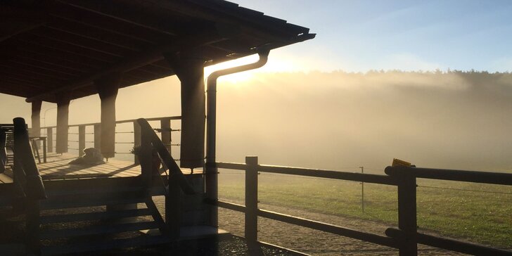 Pro romantiky a tuláky: rodinný pobyt ve srubu na westernovém ranči u Plzně