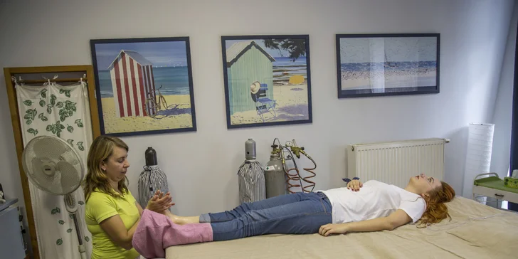 Relaxovat budete během masáže chodidel s kokosovým zábalem.
