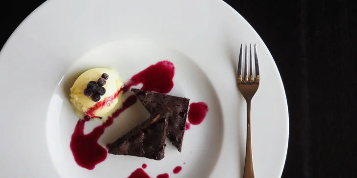Pochutnejte si s výhledem: tříchodové menu v Lakeview, panenka i brownies