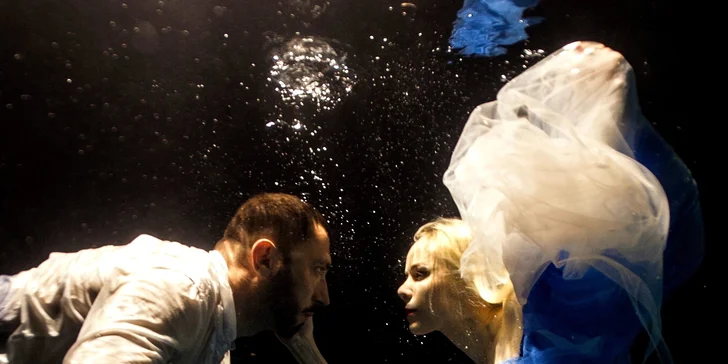 Vánoční dárek - vstupenka na nový český muzikál Alice a Alenka s dárkem