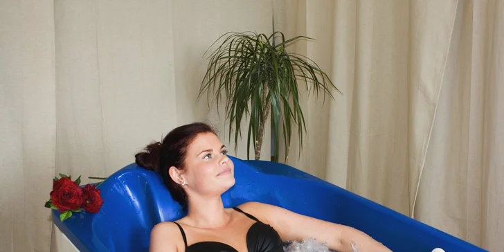 V rámci wellness pobytu máte parafínový zábal rukou pro 2, částečnou masáž a pitnou kůru.