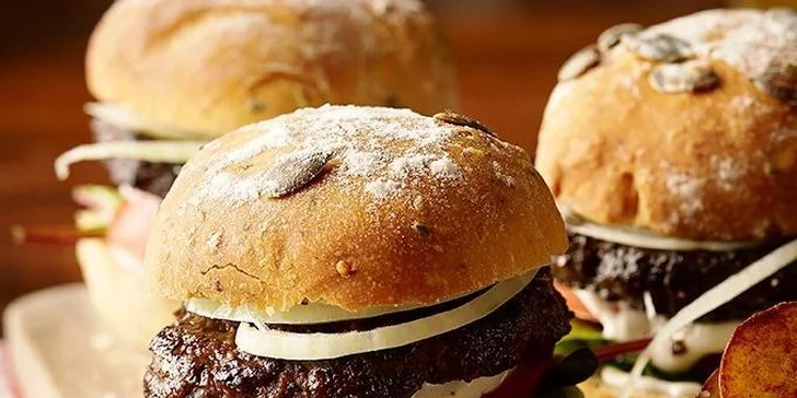 Zážitek z vaření tradičních receptů: kurzy thajské kuchyně i domácích burgerů