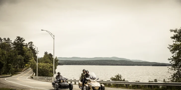 Užijte si jízdu: zapůjčení tříkolky Can-Am Spyder na 2 hodiny i 2 dny