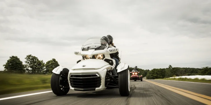 Užijte si jízdu: zapůjčení tříkolky Can-Am Spyder na 2 hodiny i 2 dny