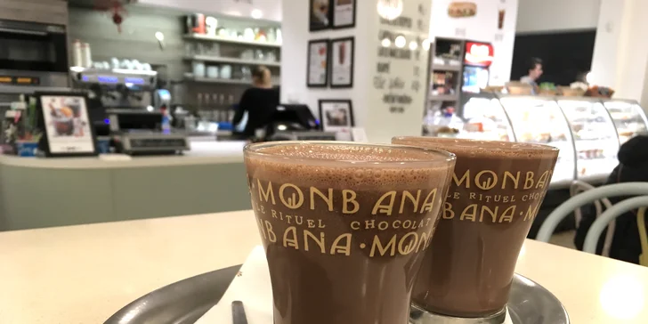 Horký nápoj podle výběru: kořeněný chai latte, čokoláda, svařák i espresso