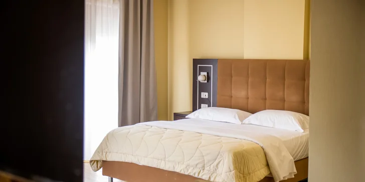 Moderné izby v hoteli Nais Beach ponúkajú pracovný stôl, klimatizáciu, LCD televízor, minibar, vlastnú kúpeľňu a balkón.