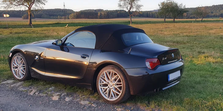 Tenhle kousek má výkon 130–160 kW, manuální šestistupňovou převodovku a z nuly na stovku to vytáhne za 6–7 vteřin. 