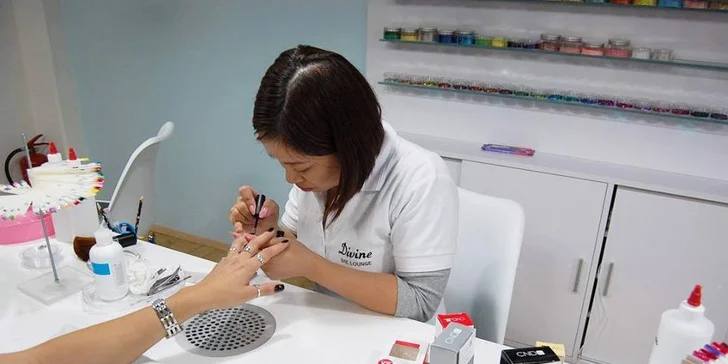 Modeláž nehtů nebo shellac včetně pedikúry v nově otevřeném salonu