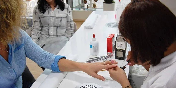 Modeláž nehtů nebo shellac včetně pedikúry v nově otevřeném salonu