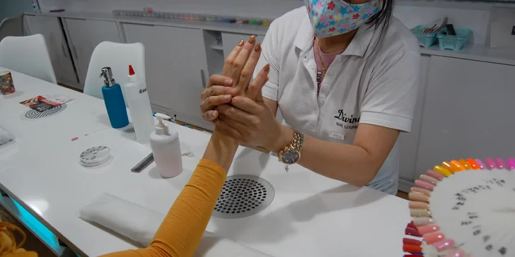 Modeláž nehtů nebo shellac včetně pedikúry v nově otevřeném salonu