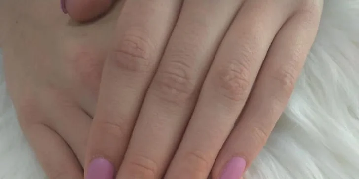 Modeláž nehtů nebo shellac včetně pedikúry v nově otevřeném salonu
