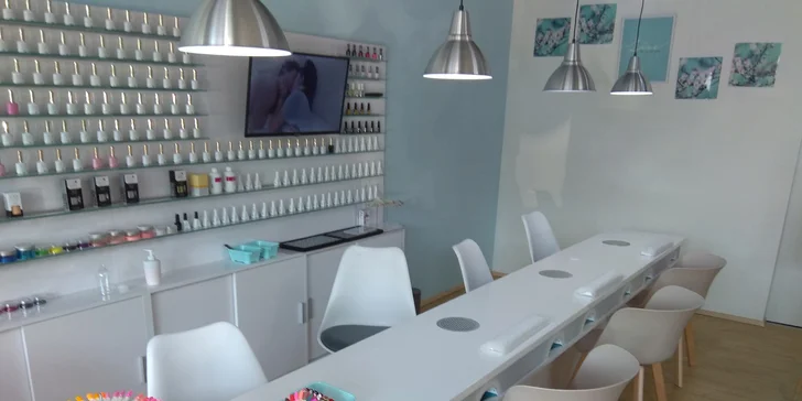 Modeláž nehtů nebo shellac včetně pedikúry v nově otevřeném salonu