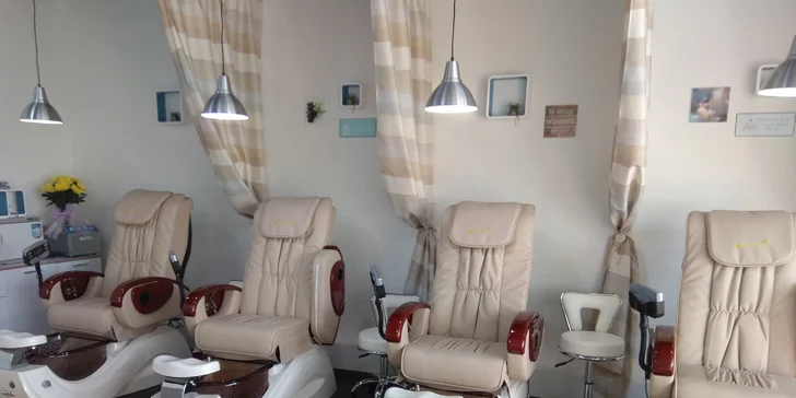 Modeláž nehtů nebo shellac včetně pedikúry v nově otevřeném salonu