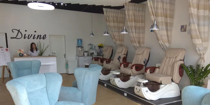 Modeláž nehtů nebo shellac včetně pedikúry v nově otevřeném salonu