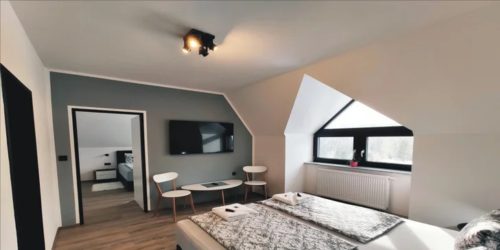..nebo si můžete vybrat pokoj se dvěma ložnicemi, kde se vyspí až 6 osob.