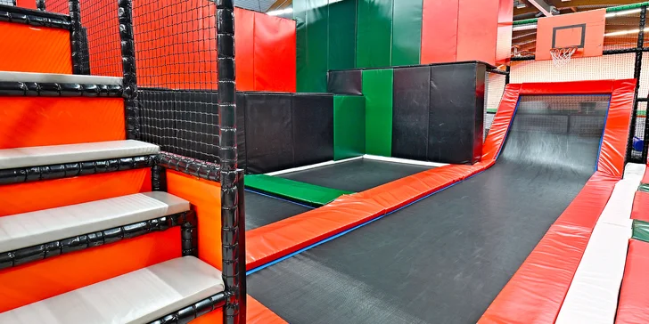 Kromě spousty trampolín různých velikostí se těšte na skluzavky a obrovský dětský labyrint.