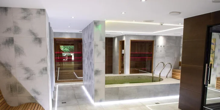 Odpočinete si v jedné z vířivek, prohřejete se v sauně (finská, infra i aroma sauna) či parní lázni a užijete si tepidárium, Kneippův chodník, zážitkové sprchy, solnou komoru či sluneční terasu.