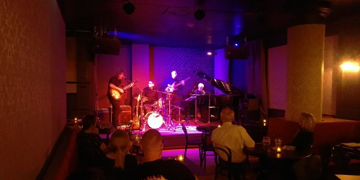 Jazzový večer s degustací drinků: koncert v klubu a koktejly, rumy či whiskey