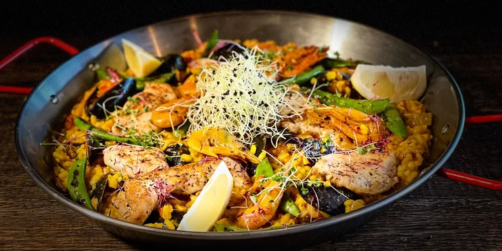 Pravá španělská paella pro dva: 600g mix kuřecího masa, mušlí, kalamárů, krevet a sépií s domácím pečivem
