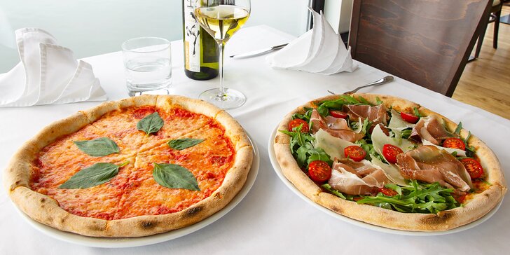 Posezení na lodi v Modřanech: 2 pizzy a lahev chilského vína podle výběru
