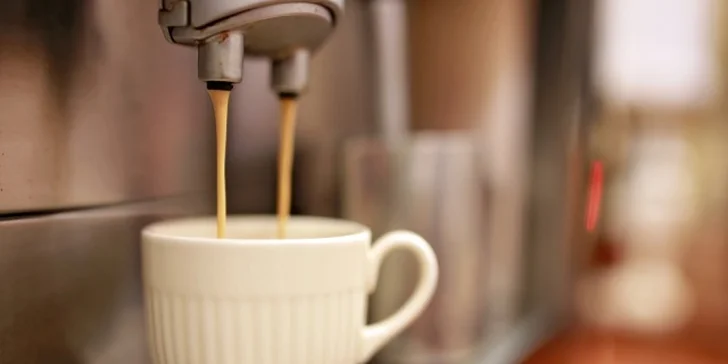 Zážitek z vaření tradičních receptů: kurzy thajské kuchyně i domácích burgerů