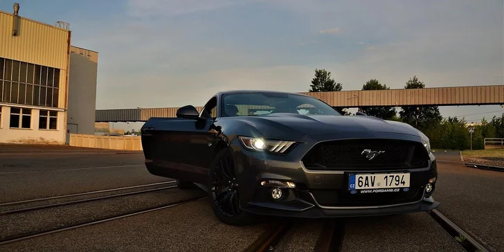 Rozjeďte to v žihadle Ford Mustang GT 5.0 na 15 až 60 minut