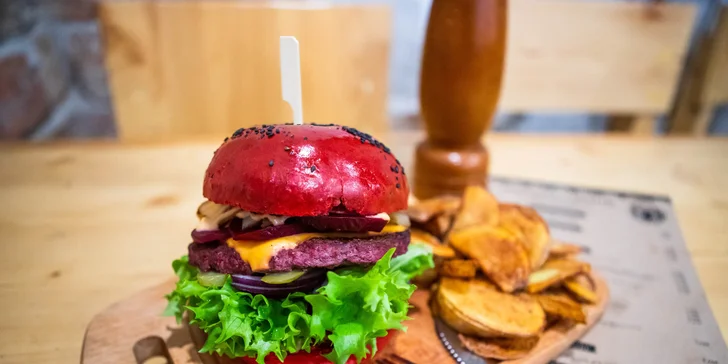500 g Flexitariánsky hovädzí burger: 100 % hovädzie mäso, pečená cvikla, syr chedar, šalát, cibuľa, paradajka, majonéza, slanina, slaninový dip, domáca červená žemľa, zemiačiky