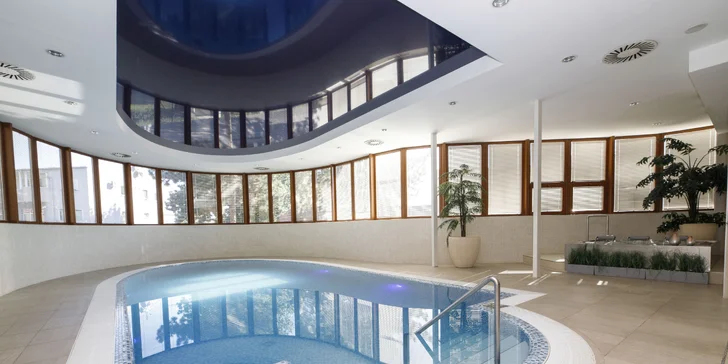 Bazén vo wellness zóne je vybavený protiprúdom a masážnymi tryskami.