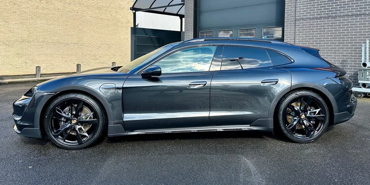 Projedete se ve voze Porsche Taycan Cross Turismo 4s, který se pyšní zrychlením z 0 na 100 km/hod. za 4,0 s, max. rychlostí 240 km/hod. a výkonem 571 koní.