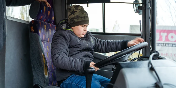 Autoškola pro děti: Jízda autobusem pro děti od 7 let na 15 nebo 30 min.