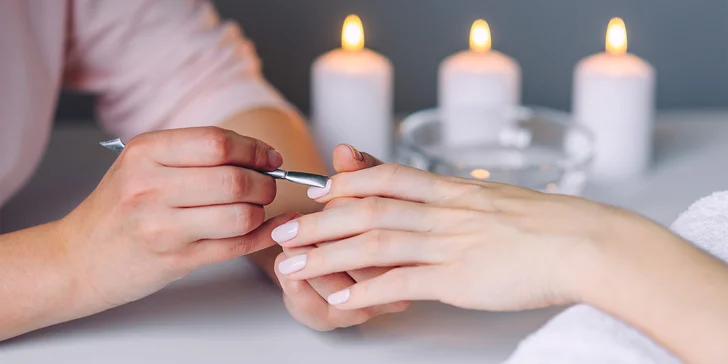 V nabídce najdete manikúru P-Shine – jde o zaleštění přírodního vosku přímo do nehtu a rozleštění povrchu, takže se můžete těšit na opravdu oslnivý lesk! 