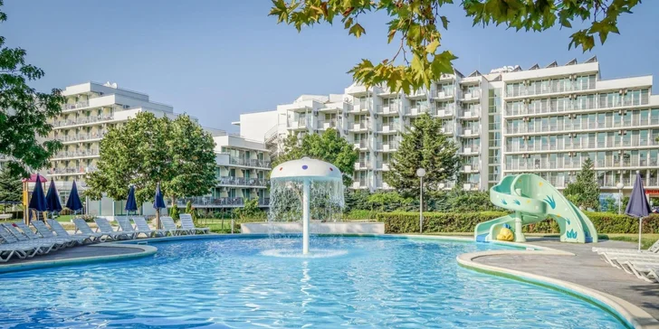 Srdcem celého hotelu je venkovní bazén s prostornou terasou, kde jsou pro návštěvníky připravena lehátka a slunečníky. 