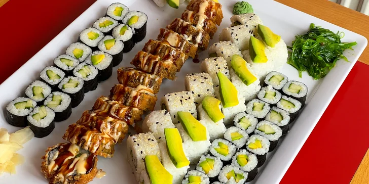 V každém setu najdete i porci salátu wakame z mořských řas, nebude chybět ani nakládaný zázvor, wasabi a sójová omáčka. 