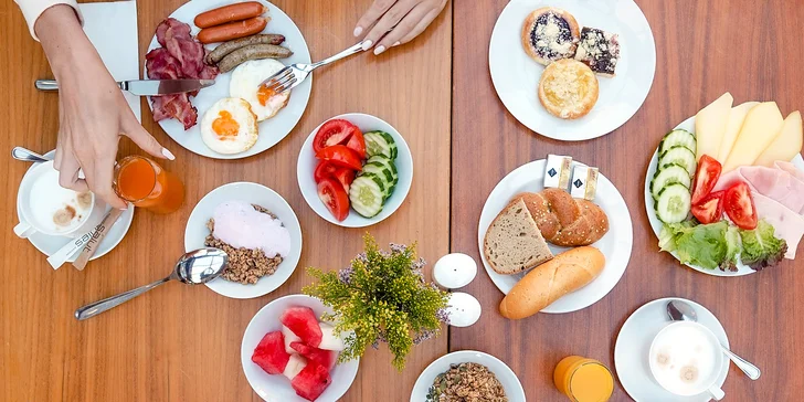 V bufetu na vás čeká sezónní ovoce a zelenina, uzeniny a vajíčka, dva druhy müsli a jogurtů, slané i sladké pečivo, káva, čaj a pochopitelně také džusy k načerpání nějakých těch vitaminů. 