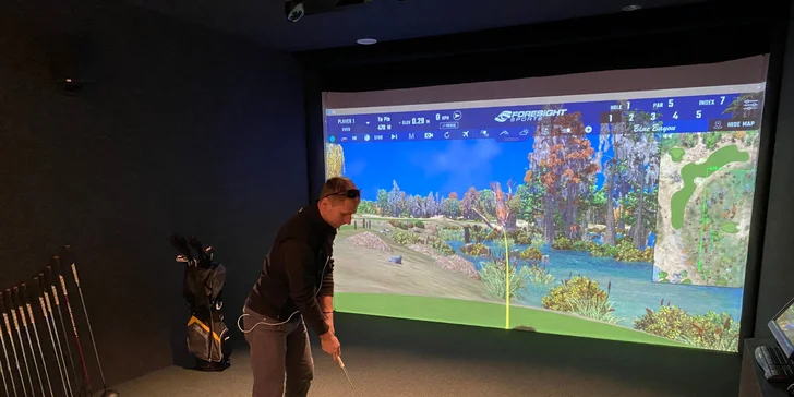 Na simulátoru se dá hrát golf i fotbal. 
