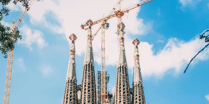 Kromě architektonických skvostů vás Barcelona okouzlí svou vynikající gastronomií v zapadlých tapas barech a relaxací na zlatavých městských plážích.