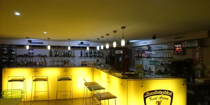 Po jízdě zajděte na občerstvení do sportbaru a sledujte další borce.