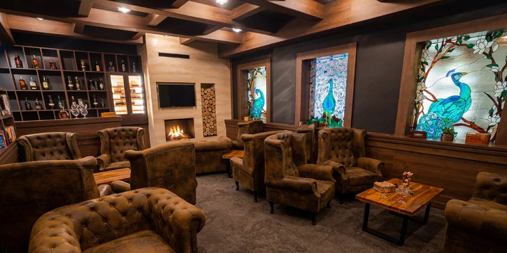 Je tu také lobby bar, Lounge and cigar bar nebo Vinný salón.