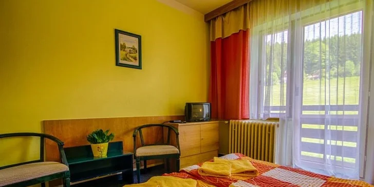 Na každém pokoji je menší televize, velkou můžete sledovat v restauraci. 