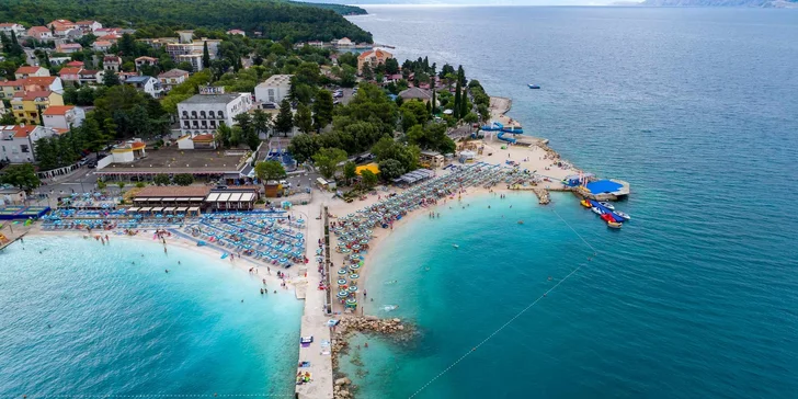 Na ty nejmenší čeká nafukovací Wibit Park na moři i pohodová oblázková pláž Rokan.