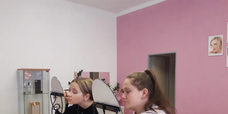 Součástí voucheru je dárek v podobě štětce či lahev prosecca.