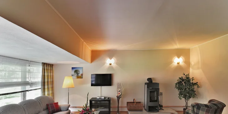 V obývacej izbe je krb. Záhradný apartmán má tiež kuchynský kút.