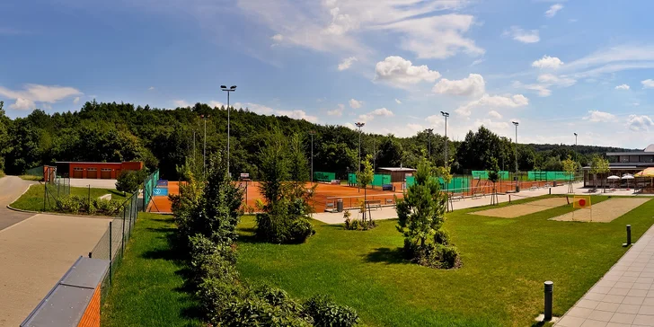Hodinu na kurtech a další v bazénu si ve dvou užijete v profesionálním sportovním areálu.