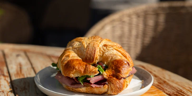 Základ tvorí čerstvo upečený maslový croissant, ktorý svojou jemnosťou dopĺňa intenzívnu arómu kvalitného a jemne údeného hovädzieho mäsa.
