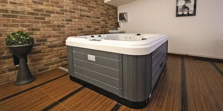 Do wellness potřebujete pantofle, osušku a župan. Vše vám tu případně za příplatek půjčí.
